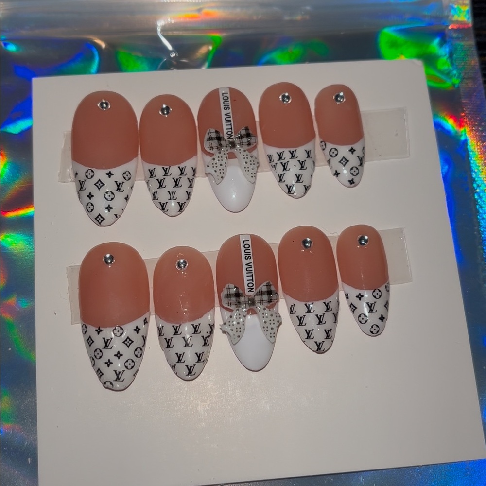 10 PC Hand Crafted Classic B&W French Nails NWT